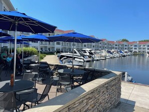 Outdoor dining - 2026 Open fire pit short bike ride to beach steps to farmers market (New Buffalo)