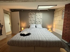 3 chambres, fer et planche à repasser, Wi-Fi, draps fournis