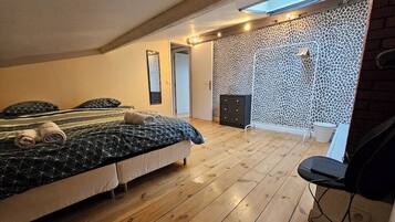 3 slaapkamers, een strijkplank/strijkijzer, wifi, beddengoed