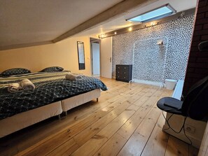 3 bedrooms, iron/ironing board, WiFi, bed sheets