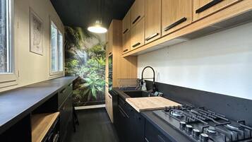 Een koelkast, een microgolfoven, een oven, een vaatwasser