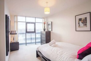 2 habitaciones, tabla de planchar con plancha, wifi y ropa de cama
