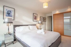 2 bedrooms, iron/ironing board, WiFi, bed sheets - Apartment with river view, next to hydro (Glasgow)