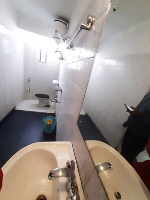 Standardzimmer | Badezimmer | Dusche, Regendusche, Handtücher, Seife