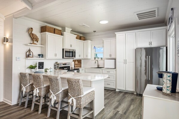 Geladeira, micro-ondas, lava-louças, cafeteira/chaleira