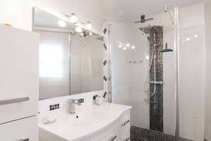 Dusche, Haartrockner, Handtücher