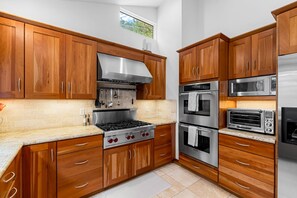 Kylskåp, mikrovågsugn, ugn och spishäll