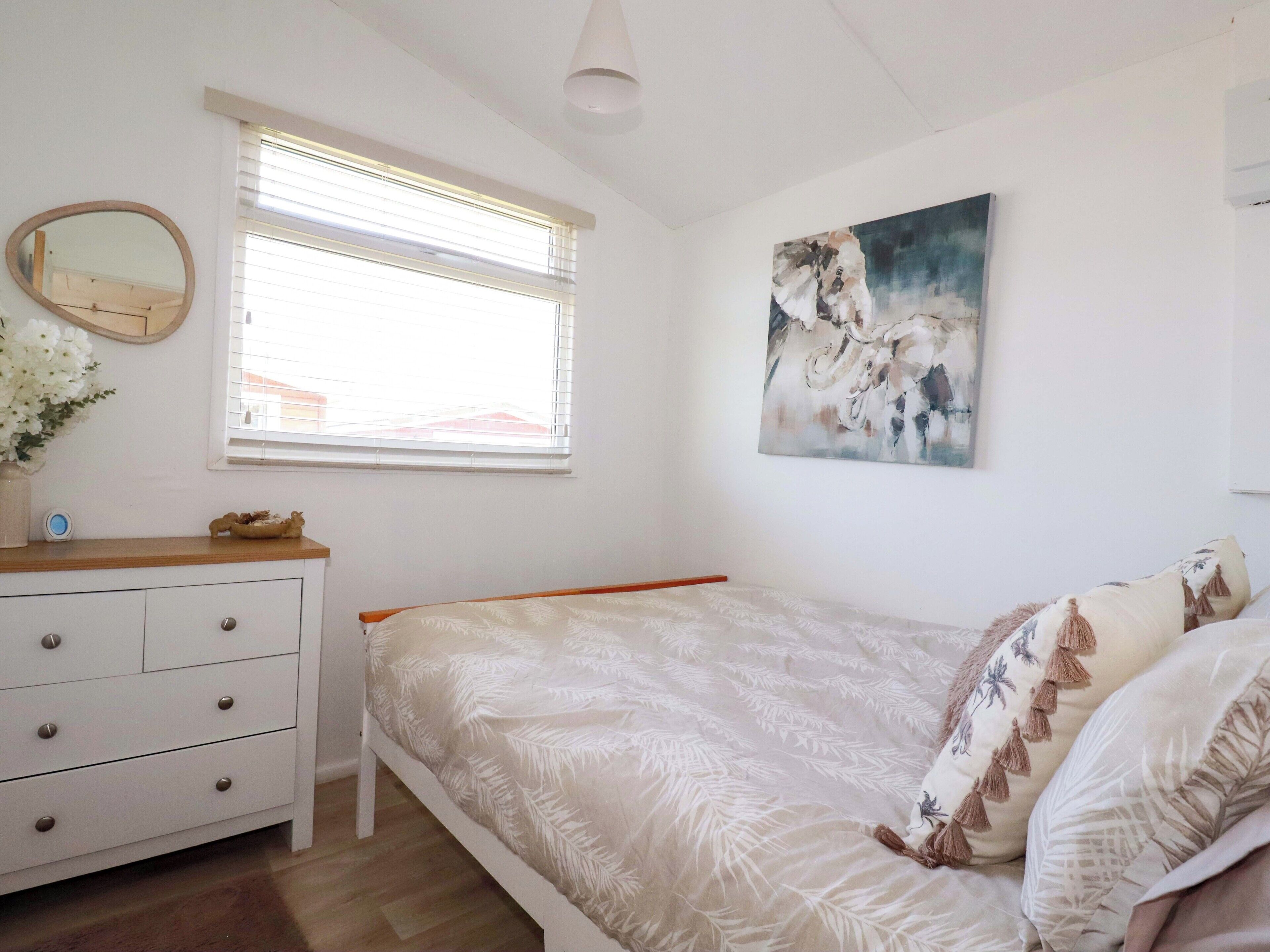 2 عدّة غرف نوم وبديكورات فريدة لكل غرفة وطراز فريد لكل وحدة