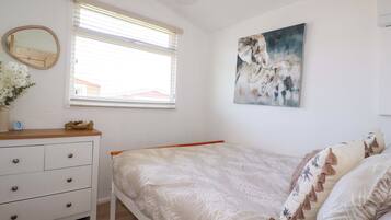 2 عدّة غرف نوم وبديكورات فريدة لكل غرفة وطراز فريد لكل وحدة