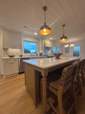 Micro-ondes, four, plaque de cuisson, lave-vaisselle