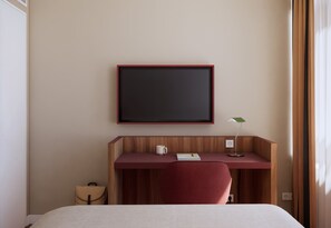 Ropa de cama de alta calidad y caja de seguridad en la habitación 