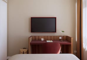 Ropa de cama de alta calidad y caja de seguridad en la habitación