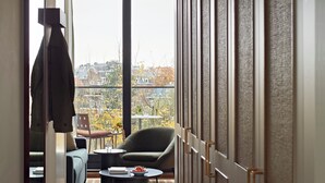 Leilighet, 1 soverom, balkong | Oppholdsområde | En 40-tommers smart-TV med Parabol-TV samt strømmetjenester