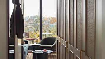 Appartement, 1 slaapkamer | Woonruimte | Een 40-inch smart-tv met satellietzenders en streamingdiensten