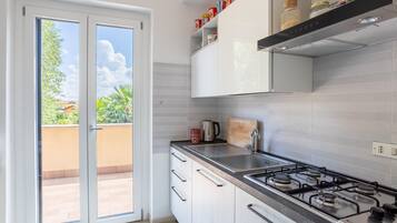 Frigorifero, microonde, forno, piano cottura