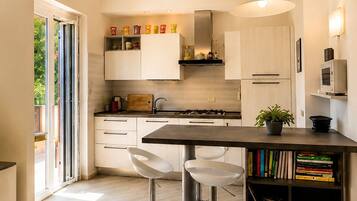 Cafetera/tetera, refrigerador, microondas, horno