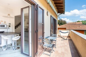 Outdoor dining - Apartment 'Rocca Lake House' with Shared Garden, Balcony and Wi-Fi (Angera)