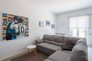 TV - Apartment 'Rocca Lake House' with Shared Garden, Balcony and Wi-Fi (Angera)