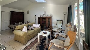 A living room with a sofa, armchairs, a coffee table, a bookshelf, and a skylight. - La Rochelle -House with billiard table (La Rochelle)