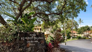 A stone sign with "KEAUHOU PALENA" and "Units 601-1404" for the office.