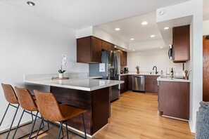 Køleskab, mikrobølgeovn, ovn, kogeplade