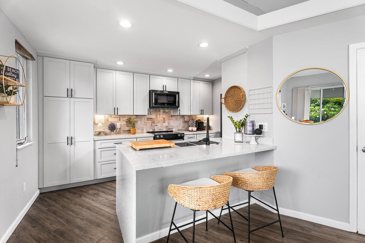 Een koelkast, een magnetron, een oven, een kookplaat