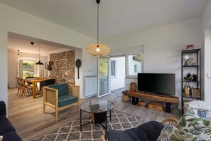 TV, fireplace