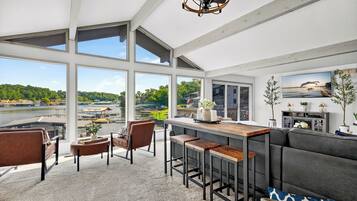 Casa, varias camas, hidromasaje (Lake Home Oasis) | Interior