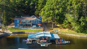 Un chalet au bord du lac, doté d’un bar sur un ponton, d’un service de location de kayaks et d’un espace avec foyer.