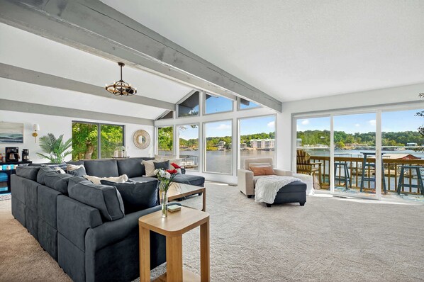 Talo, useita sänkyjä, poreamme (Lake Home Oasis) | Oleskelualue | 42–tuumainen taulutelevisio, jossa digitaalikanavat