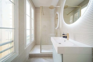Shower, hair dryer, towels, shampoo