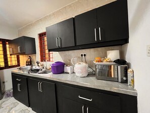 Microwave, oven, stovetop - Enchanting 3-bedroom apartment with AC in Somanya (Somanya)