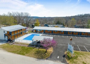 A motel with a swimming pool, a parking lot, and a view of the surrounding landscape. - Sc12- Silver Cove 12 1 Bedroom Condo (Branson)