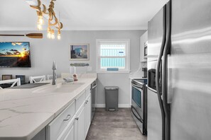 Fridge, microwave, oven, stovetop - 🌊Bright & Breezy + Sunset Views | Steps to Beach | Mardi's Cozy Townhome🌊 (Navarre)