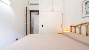 2 habitaciones, escritorio, tabla de planchar con plancha y wifi