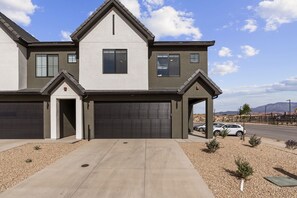 وحدة سكنية متصلة - ٤ غرف نوم | المنشأة من الخارج