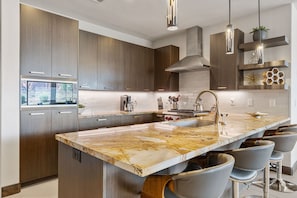 House, 4 Bedrooms | Private kitchen