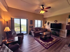 Smart TV, fireplace - Vacation in a Stunning Third-Floor Unit at Sugar Mountain (Sugar Mountain)