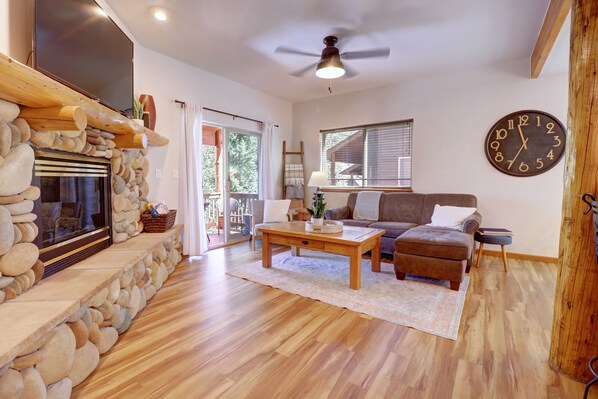 Townhome, 2 Bedrooms | Living area | Smart TV - 122 Lookout Ridge 2 Bedroom Townhouse (Dillon)