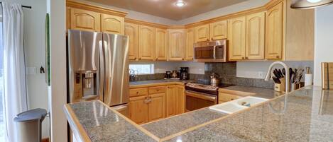 Townhome, 2 Bedrooms | Private kitchen | Fridge, oven, coffee/tea maker, toaster