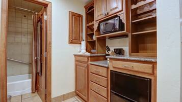 Estudio | Cocina privada | Frigorífico y cafetera o tetera