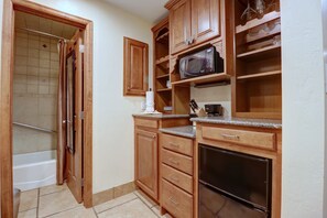 Studio | Bếp riêng | Tủ lạnh, dụng cụ pha cà phê/trà 