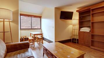 Studio | Living area