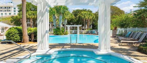 حمّام سباحة مُدفَّأ