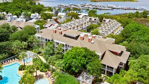 Un complejo turístico con piscina, embarcaciones fonqueadas y un puerto deportivo.