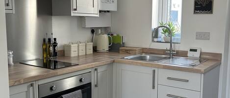 KĂŒhlschrank, Mikrowelle, Ofen, Wasserkocher