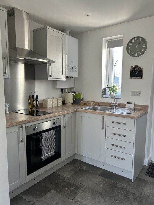 Een koelkast, een microgolfoven, een oven, een waterkoker