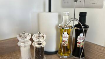 Suihku, hiustenkuivaaja, pyyhkeet, saippua