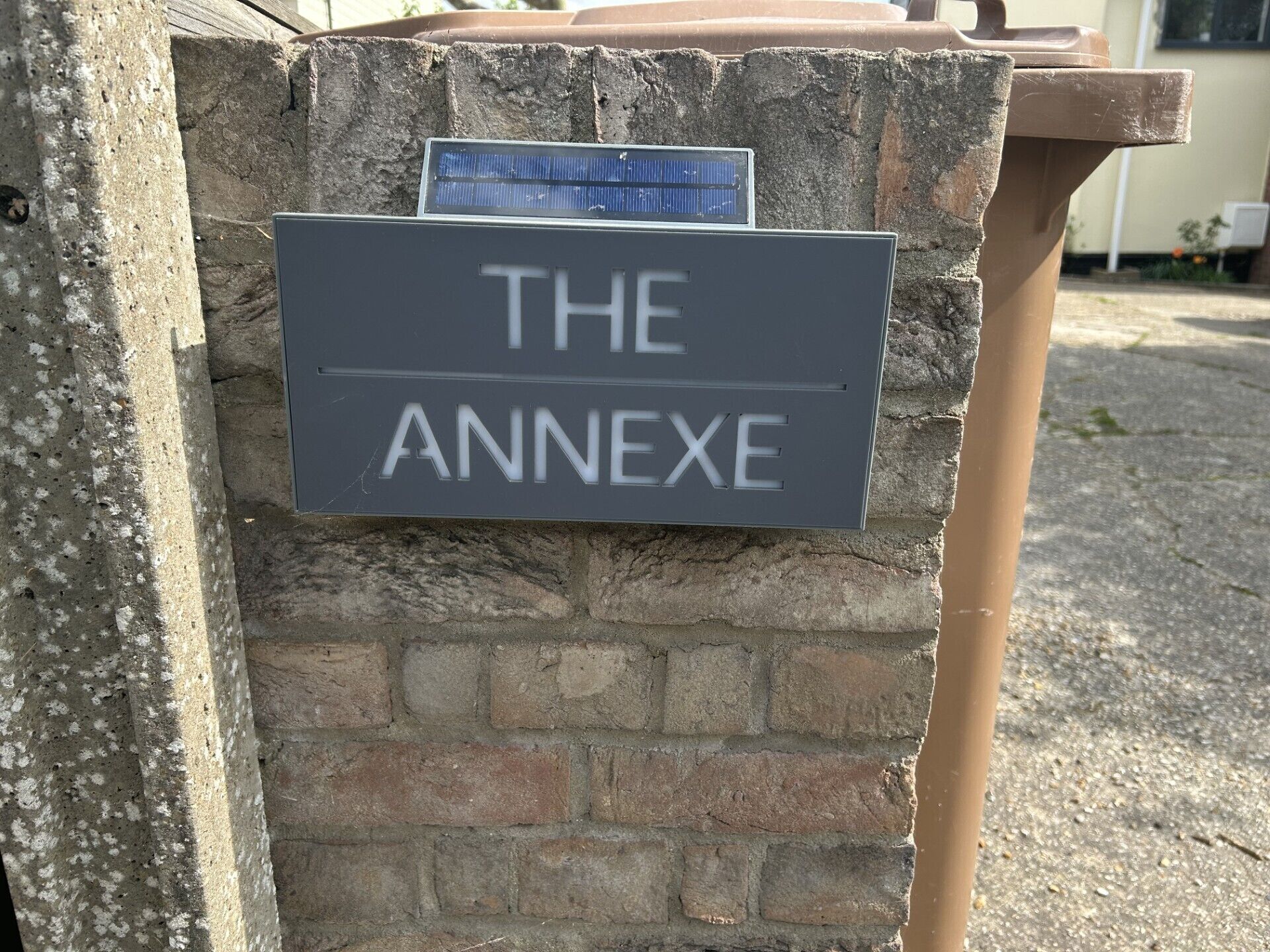 Un cartel que dice “THE ANNEXE” colocado en una pared de piedra.
