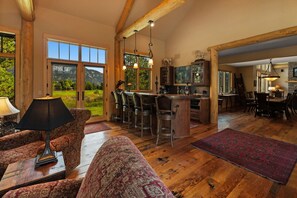 テレビ、暖炉、書斎 / ワークスペース